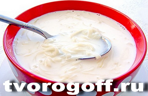 Суп молочный с лапшой из миндаля, изготовленной самостоятельно