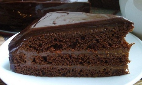 Молочный бисквитный шоколадный торт в глазури из шоколада