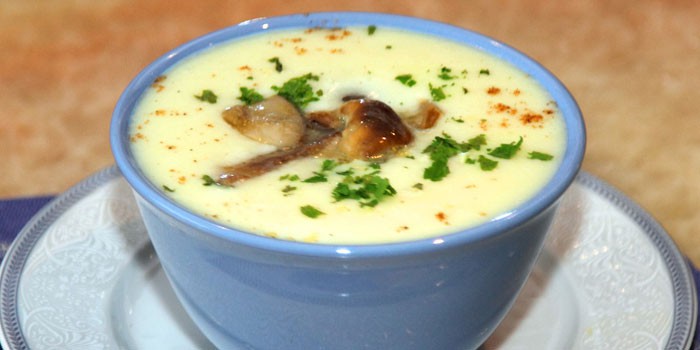 Суп грибы белые, сливки, горошек замороженный, сельдерей, карри.