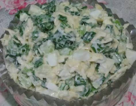 Салат зеленый лук яйцо сыр. Заправляем майонезом с чесноком.