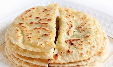 Кутабы картошка, сыр, зелень. Плоские пирожки кухня Азербайджана.