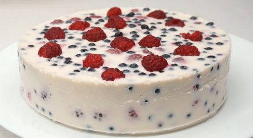 Торт без выпечки сметана фрукты. Сметанный десерт с ягодами. 